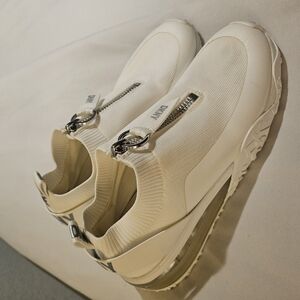 DKNY Like New White Sneakers Modern Chunky Design